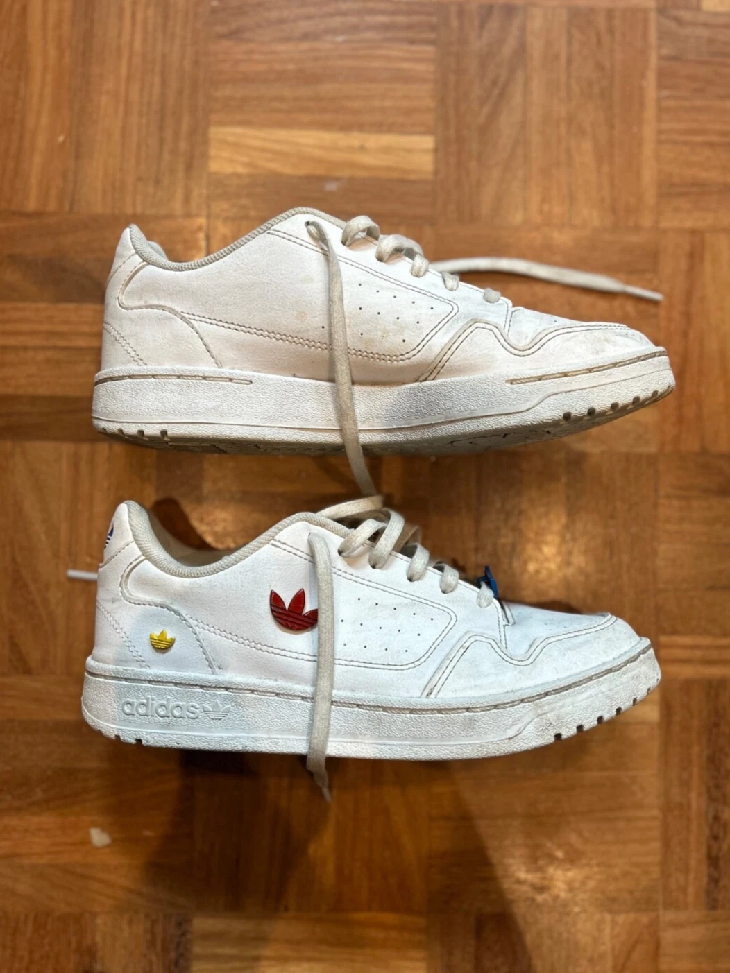 Scarpe da ginnastica Adidas NY 90 bianche con loghi colorati taglia 4UK buone condizioni 