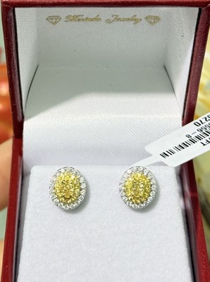 18 Karat massives Weißgold ovale Form Ohrstecker natürlicher weißer & gelber Diamant.