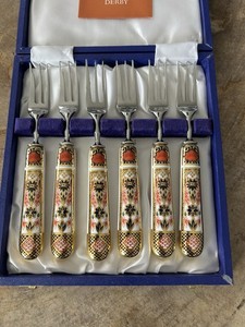 Flatware set with porcelain handles in 'Old Imari' pattern by Royal Crown Derby