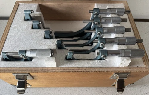 Mitutoyo 103-907-40 Outside Micrometer Set w/Standards (0-6") - W/ Case