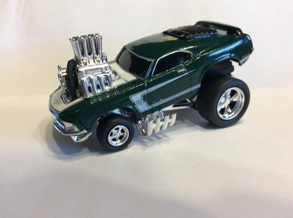 MUSCLE MACHINES CATTOONS  69 FORD MUSTANG BOSS 302  1/64 DIECAST GREEN & WHITE - Image 3 of 4