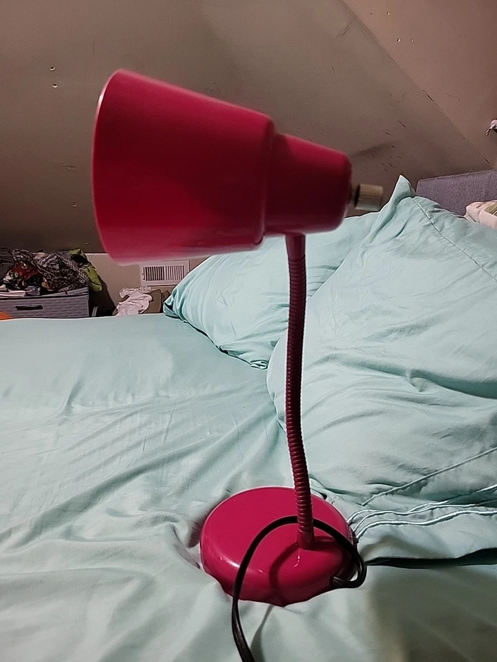 Abajur de mesa de plástico moderno rosa IKEA com cerca de 14 polegadas de comprimento - Imagem 4 de 4