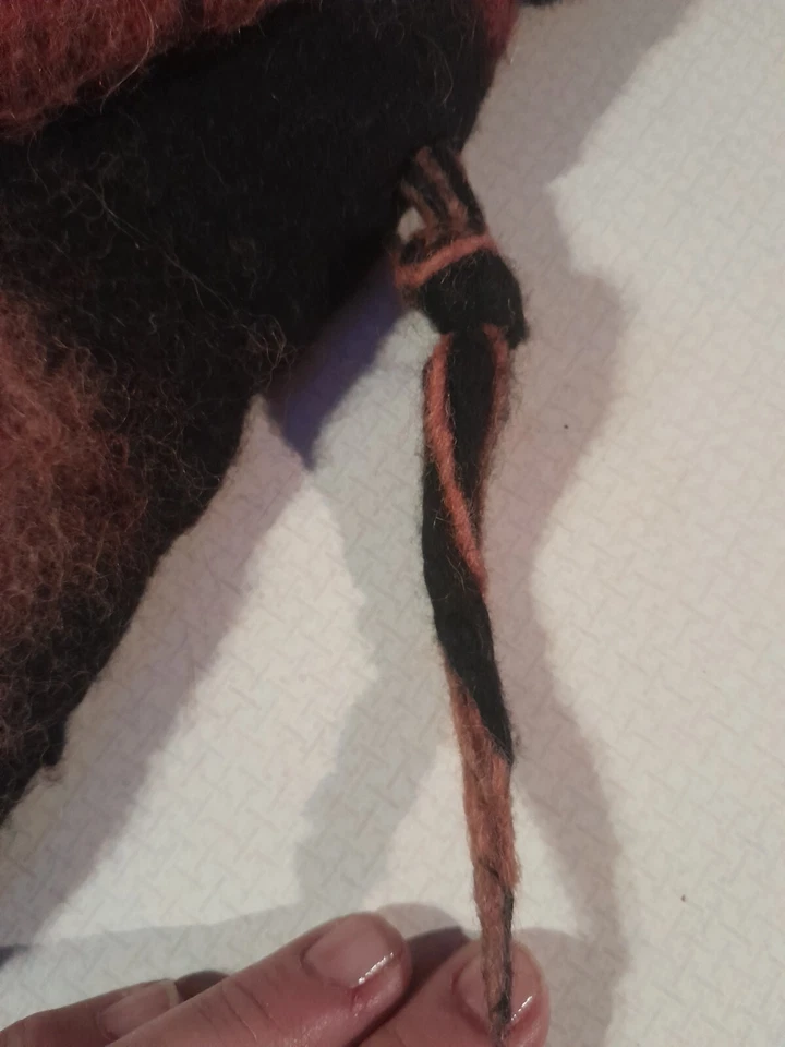 Cartera hecha a mano fieltro 100 % lana hervida con cierre de cuentas de vidrio malva y negra Foto 2 de 4