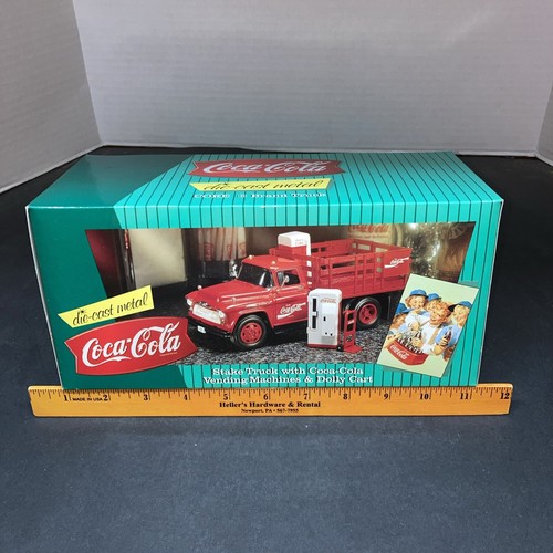 1997 Ertl Coca-Cola 1957 Chevrolet Stake Truck Vending Machines & Dolly Cart NEW