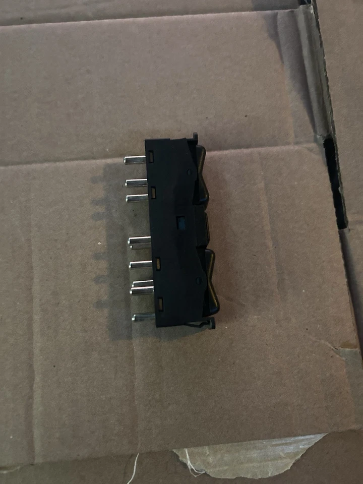 Interruptor de ventana eléctrica URO Parts 0008208210 para modelos seleccionados de Mercedes-Benz 81-93 Foto 4 de 4