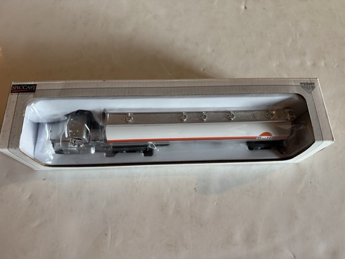 SpecCast 1:64 Scale Gulf Oil 385 Peterbilt w/Elliptical Tanker Truck No. 33026 - Picture 8 of 9
