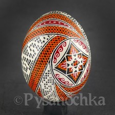 Pysanka ucraniana pintada a mano. Pollo hecho a mano Hutsul Pysanka. Huevos de Pascua.