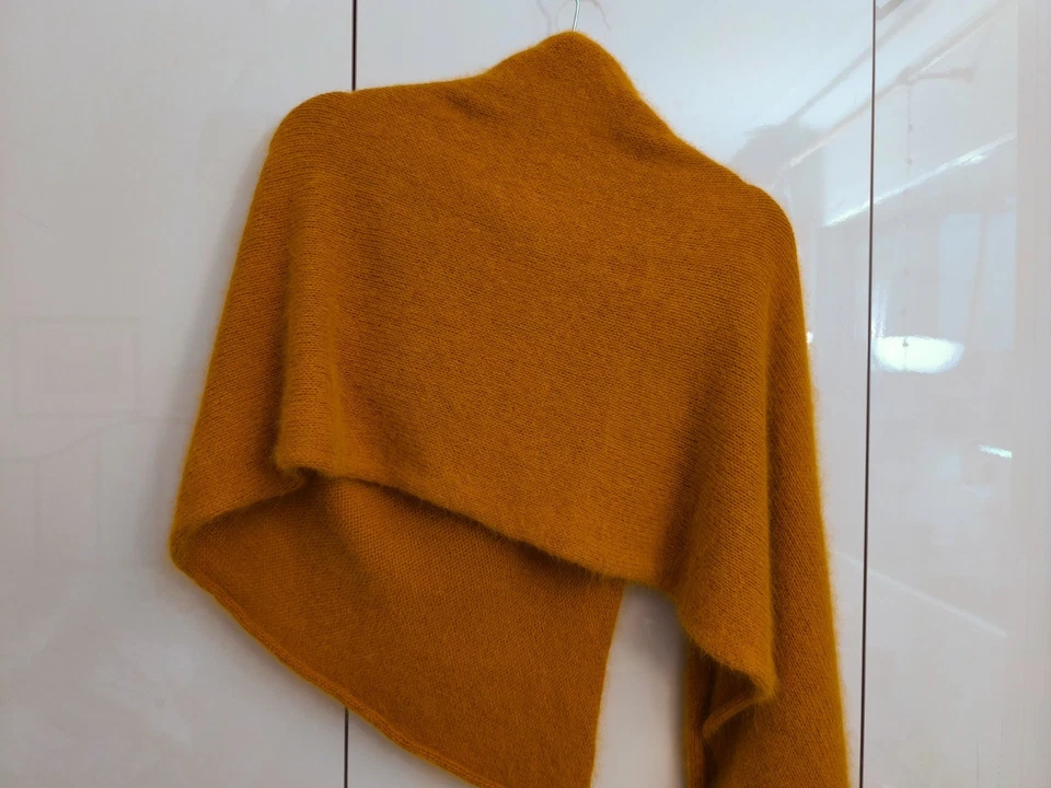 Beautiful hand- knitted pumpkin big scarf, 80% angora, Italy 🧡🍂🎃 - Image 4 of 4