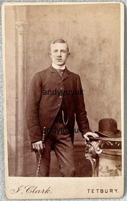 CDV HÜBSCHER JUNGER MANN MELONE HUT & STOCKSTOCK VON CLARK TETBURY ANTIKES FOTO