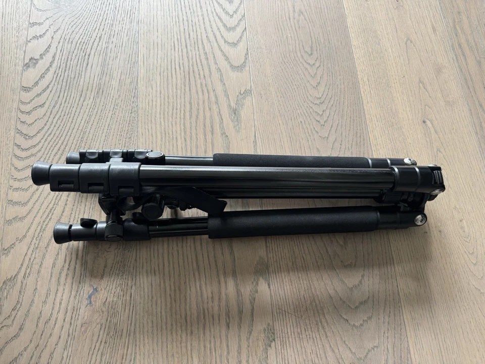 ZOMEI Portable Professional Tripod&Ball Head compact unit for Travel. - Image 3 of 4