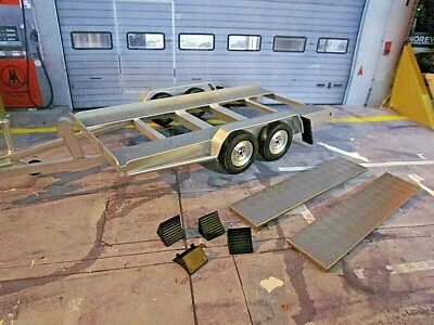Auto Anhänger Trailer Transporter Hänger Doppelachser Rallye silber NEU IXO 1:18 - Bild 1 von 4