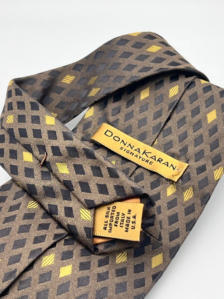 Галстук шелковый с геометрическим/бриллиантовым принтом DONNA KARAN Signature - серый золотистый серо-коричневый - Изображение 4 из 4