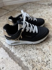 Dziewczęce czarne trampki Skechers z metalicznymi złotymi akcentami i charmsami rozmiar 2