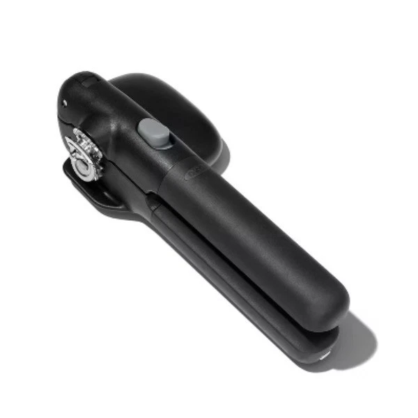 Abridor de latas de bloqueo OXO: mango manual de agarre suave, acero inoxidable, lavado a mano Foto 2 de 4