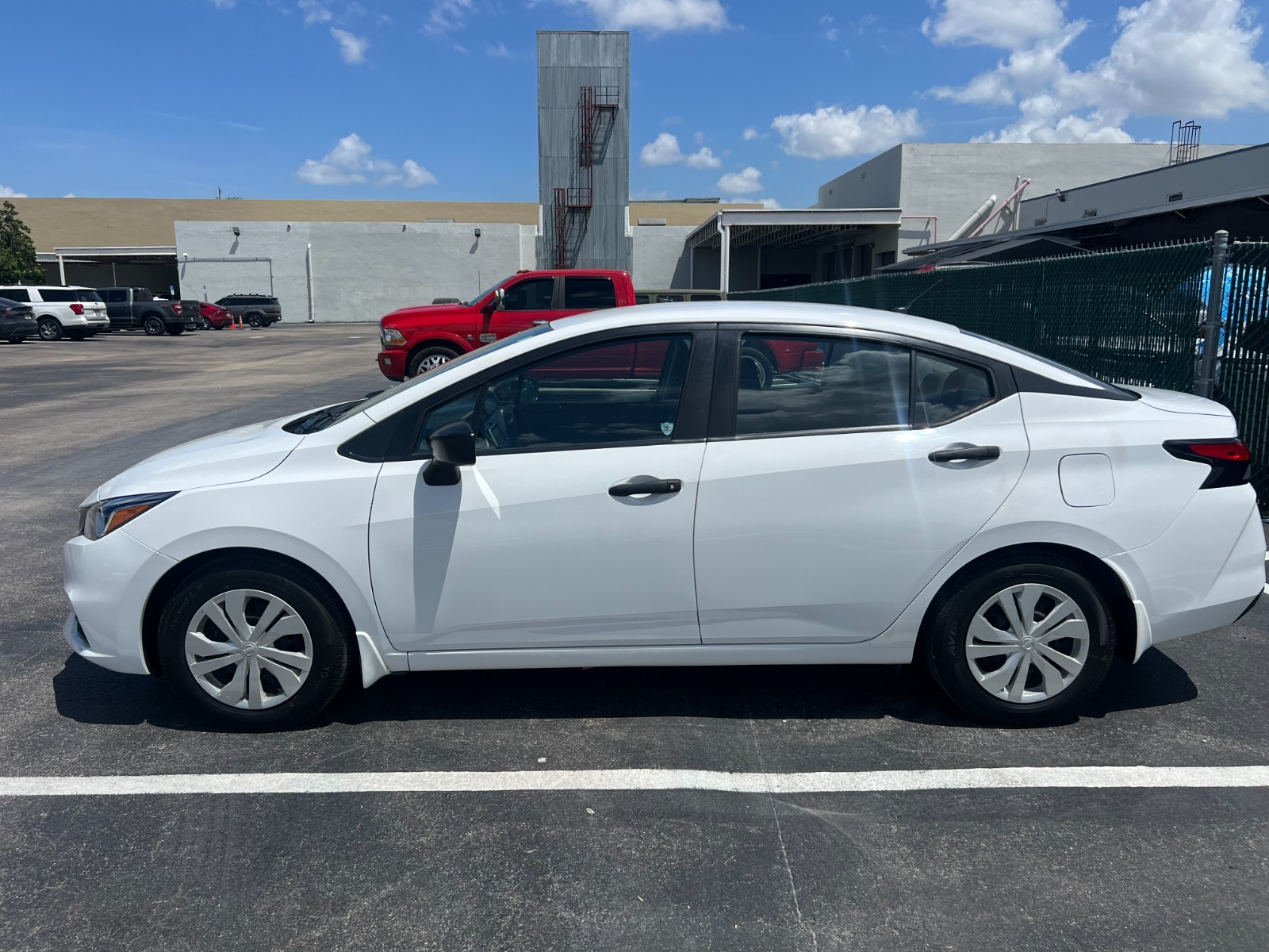 Nissan Versa - Image 12