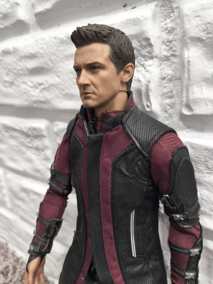Figura Hawkeye Age of Ultron escala 1/6 Hot Toys MMS 289 Foto 3 de 4