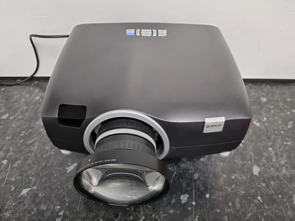 Proyector de alta resolución 3D brillante BARCO F50 WQXGA VIZSIM - Lente Barco EN56 - Imagen 4 de 4
