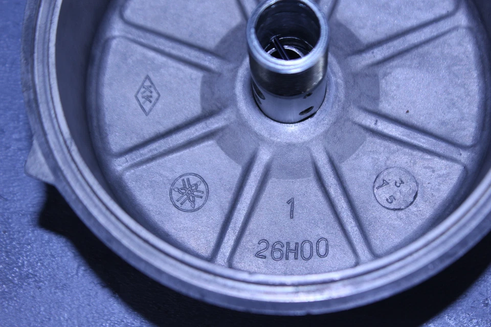 1983 YAMAHA VENTURE ROYALE XVZ1200D ENGINE OIL FILTER COVER - Image 2 of 4