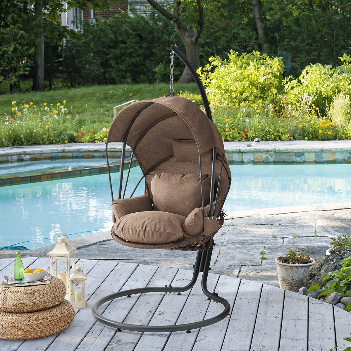 Lounge chair for laying out new arrivals