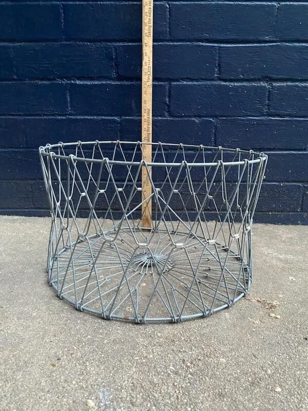 Cesta de lavandería de metal plegable vintage de mediados de siglo Foto 2 de 4