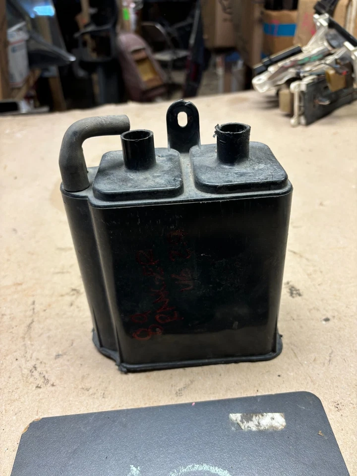 Bote de emisiones de evaporación Ford F100 F250 F350 Bronco lata de carbón vapor Ranger Mus Foto 2 de 4