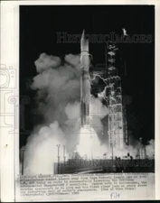 1968 Press Photo Atlas-Centaur rocket blazes away from launch pad, Florida