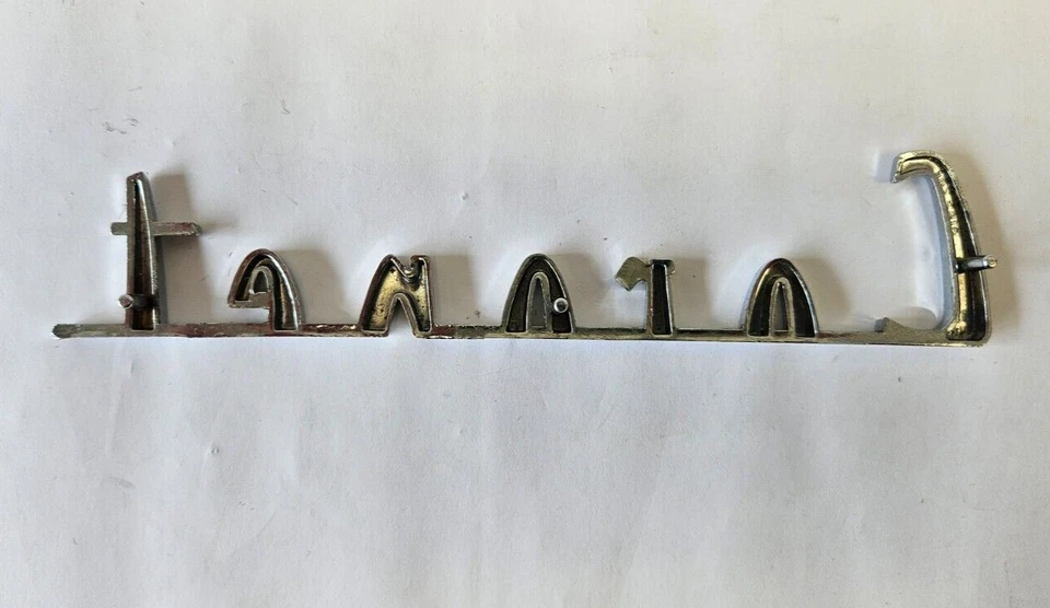 Dodge Coronet 1957 guardabarros placa de identificación emblema insignia logotipo 1624816 nuevo en stock Foto 4 de 4