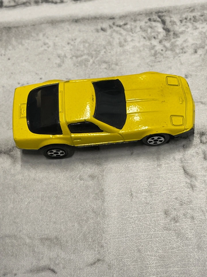ERTL 复制品 压铸金属 复古 VGC 1983 Corvette 1: 43 比例 黄色玩具车 — 第 3/4 张图片