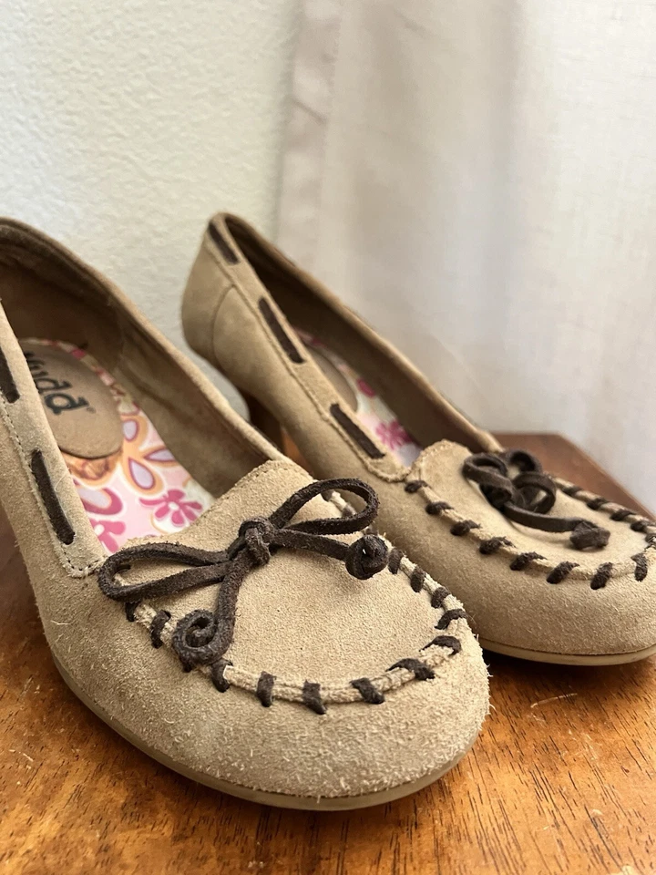 Y2K 2000s Mudd Shoes 8 Kitten Heel Moccasin Tan Suede Leather Slip On Pumps Boho - Image 2 of 4