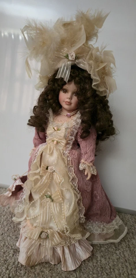 Викторианская фарфоровая кукла — кружевное платье, шляпа с перьями, сумочка и подставка - Изображение 2 из 4