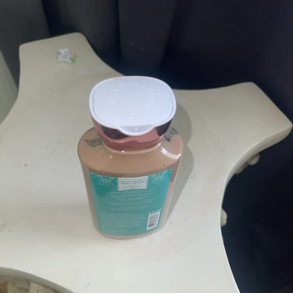 Loción corporal súper suave Bath & Body Works Coconut Mint Drop manteca de karité 8 OZ Foto 4 de 4