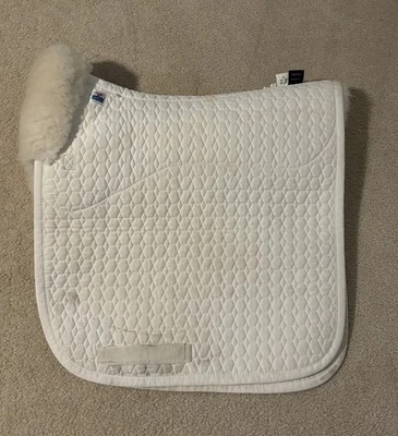 Mattes weiße Dressurschabracke mit Lammfell Halbpolsterfutter, Größe L - Bild 1 von 3