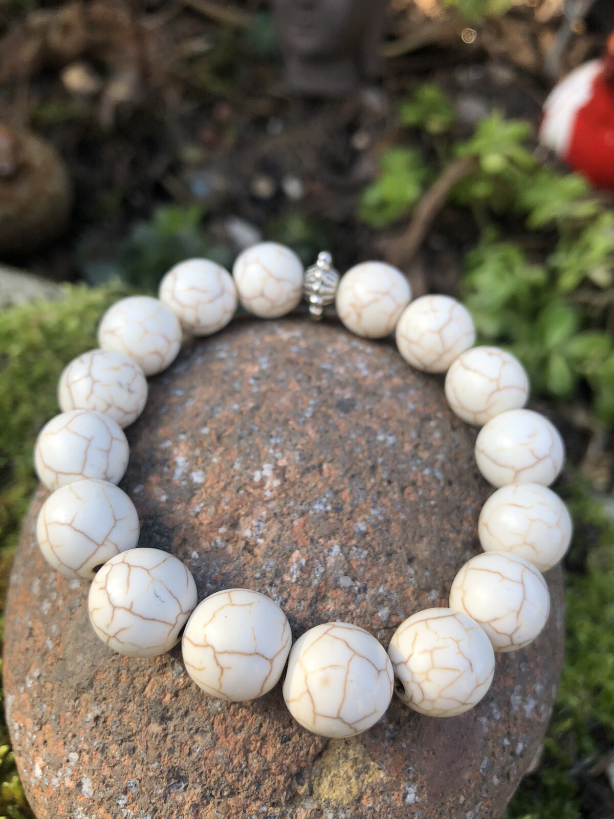 Bracelet en howlite beige fait main avec breloque en pierres naturelles
