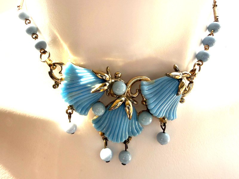 VINTAGE GOLD TONE METAL  PLASTIC TRIPLE BELL DANGLE PENDANT COLLAR NECKLACE