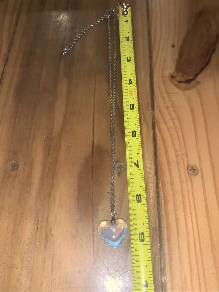 Collar de cadena colgante en forma de corazón de opalita tono plata  Foto 4 de 4