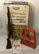 RARE VINTAGE 1963 EMENEE ELECTRONIC RIFLE RANGE MOVING TARGET SCOPE RIFLE GAME
