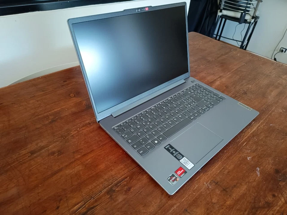 LENOVO IdeaPad Slim 3, 15,6 ", processore AMD Ryzen 5 7520U, 16 GB, 512 GB SSD - Immagine 2 di 4