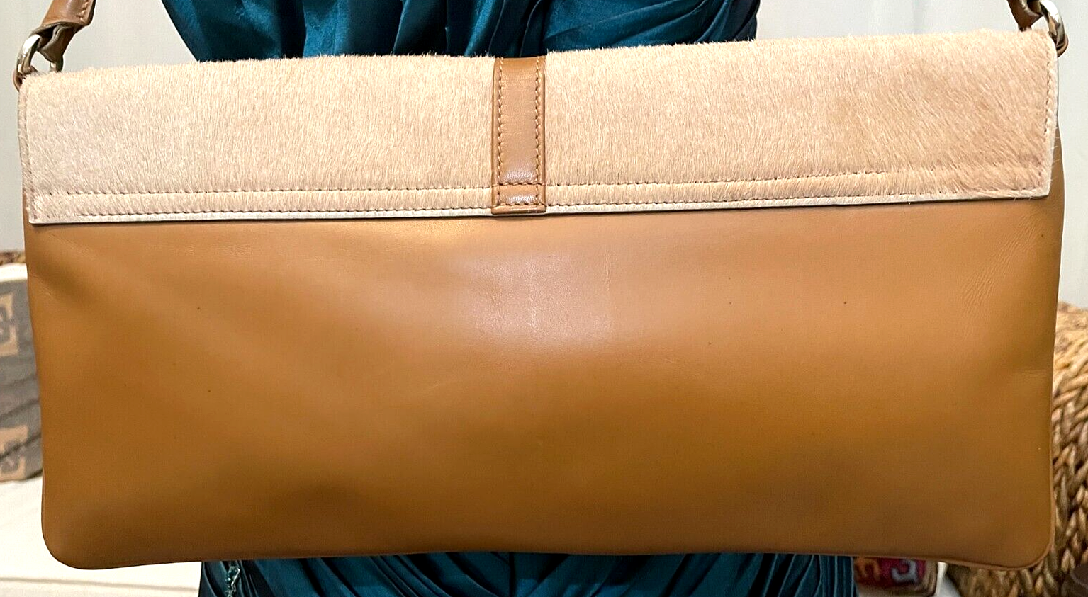 PONY Escada Borsa a tracolla con patta e logo in pelle marrone capelli di cavallo (C 021)