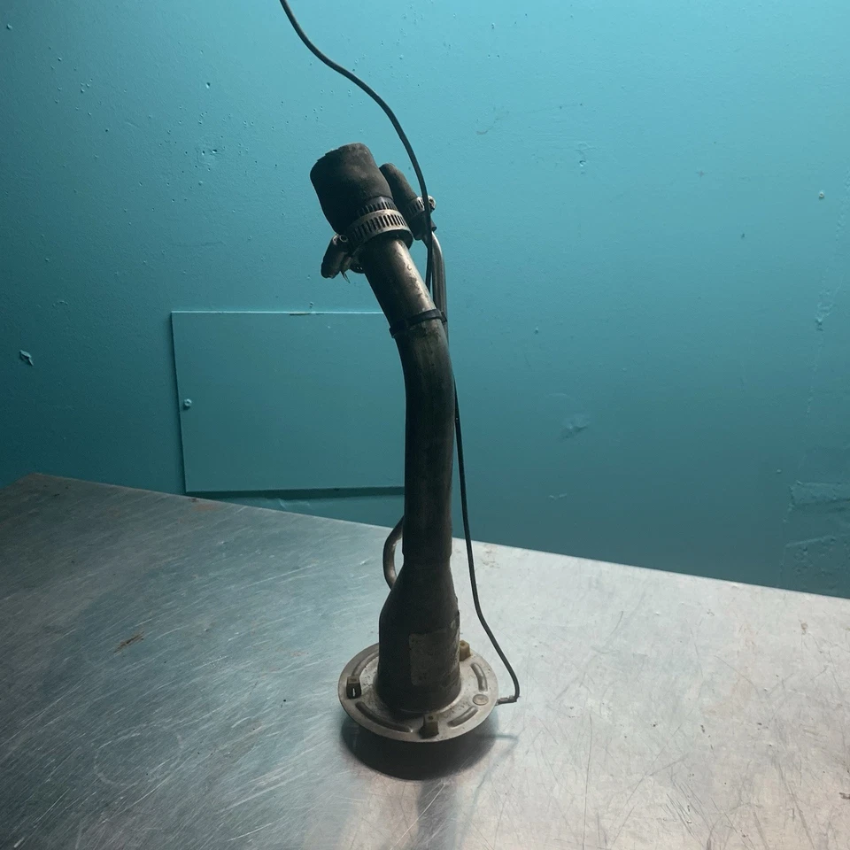 Cuello de llenado de combustible Super Cab de 19,5 galones | Se adapta a Ford Ranger 2004-2011 OEM Foto 4 de 4