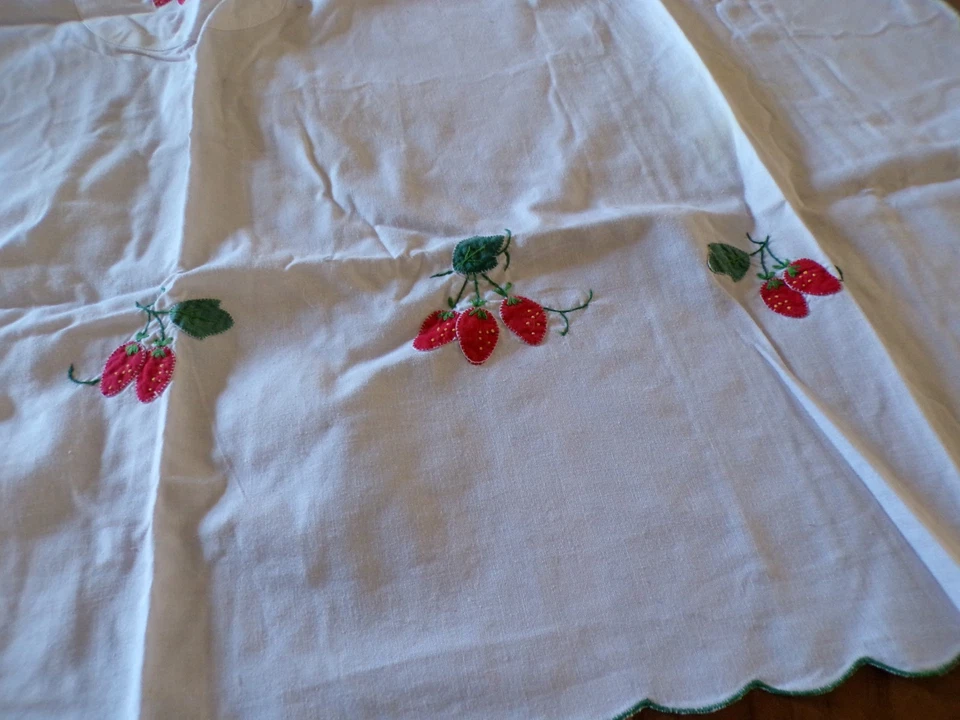 Vintage Tablier adulte coton blanc avec broderies de fraises - Photo 3/4