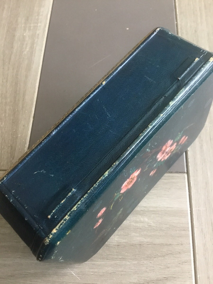 HERMES : Carré en soie modèle "Tibet" dans sa boite d'origine. - Hôtel HERMES : Carré en soie modèle "Tibet" dans sa boite d'origine. - Hôtel