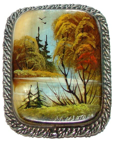 Broche en nacre paysage russe pour sublimer un manteau d'hiver ou un foulard en soie en soirée