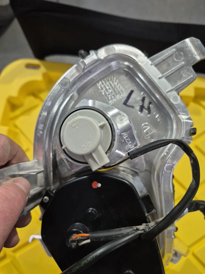 10-19  Can Am Spyder RT-S SE6 Rear Left Taillight Tail Brake Light Lamp Lens - Image 4 of 4