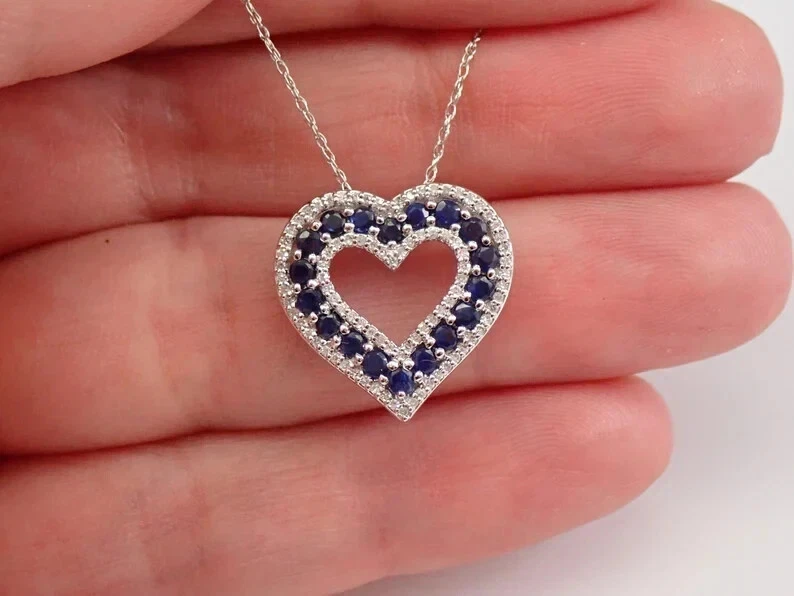 Colgante de corazón de zafiro creado en laboratorio de corte redondo de 2 quilates enchapado en oro blanco de 14 quilates de 18"" Foto 4 de 4