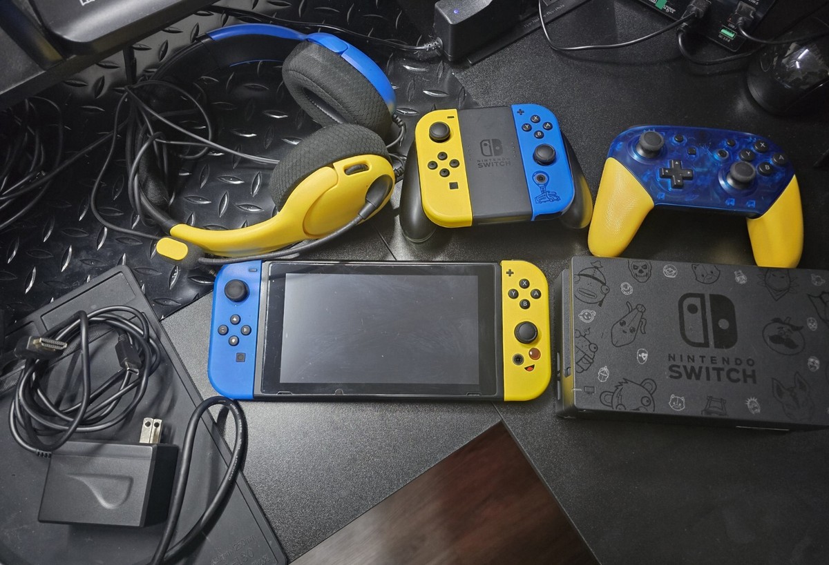 Nintendo Switch Fortnite Wildcat Console Bundle - NO CODE Nintendo Switch Fortnite Wildcat Console Bundle - NO CODE