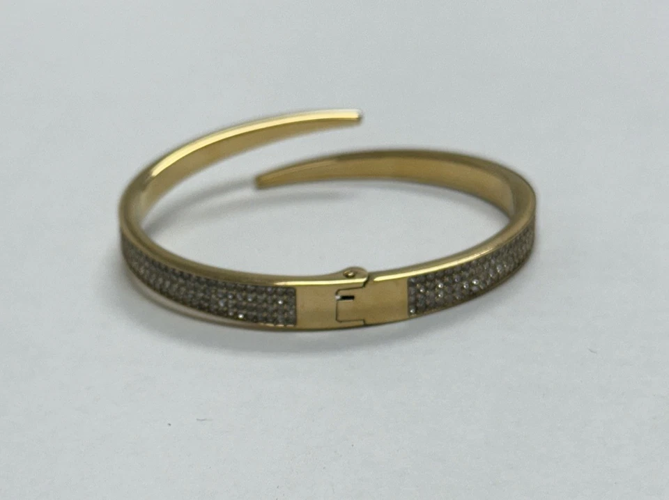 Pulseira dobradiça palito fósforo cristal pavê tom dourado Michael Kors - Imagem 2 de 4