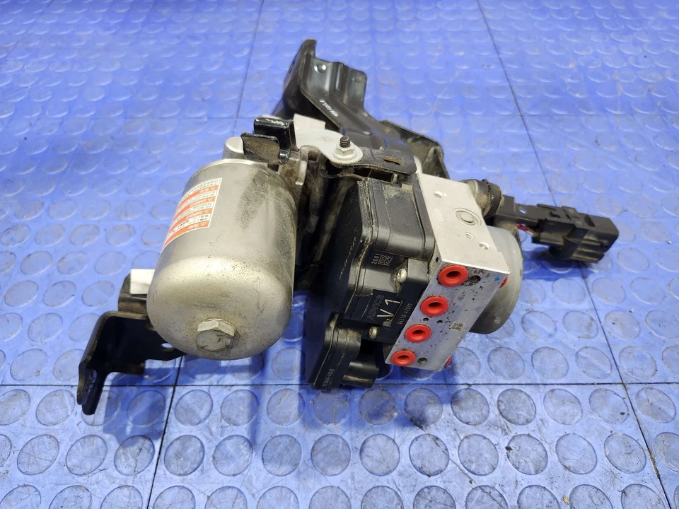 Bomba de refuerzo de freno ABS Toyota Prius 2016-2022 con conjunto de acumulador OEM Foto 2 de 4