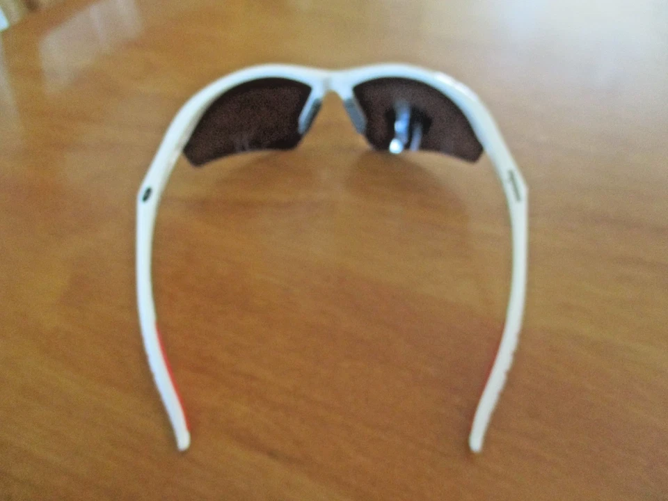 GAFAS DE SOL BLANCAS ESTILO RESISTENTE IRONMAN UNISEX FOSTER GRANT, 100 % UVA/UVB Foto 3 de 3