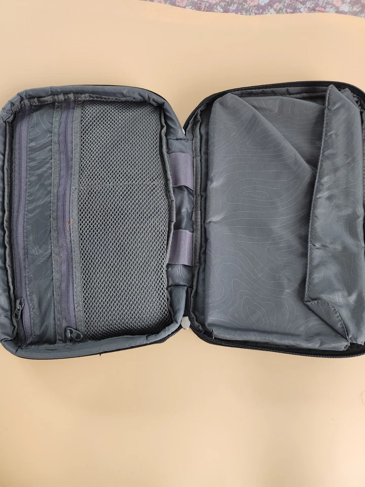 Incase 软垫保护壳 适合平板电脑或 iPad (9.7" 对角线) 黑色纹理保护套 拉链 — 第 3/4 张图片