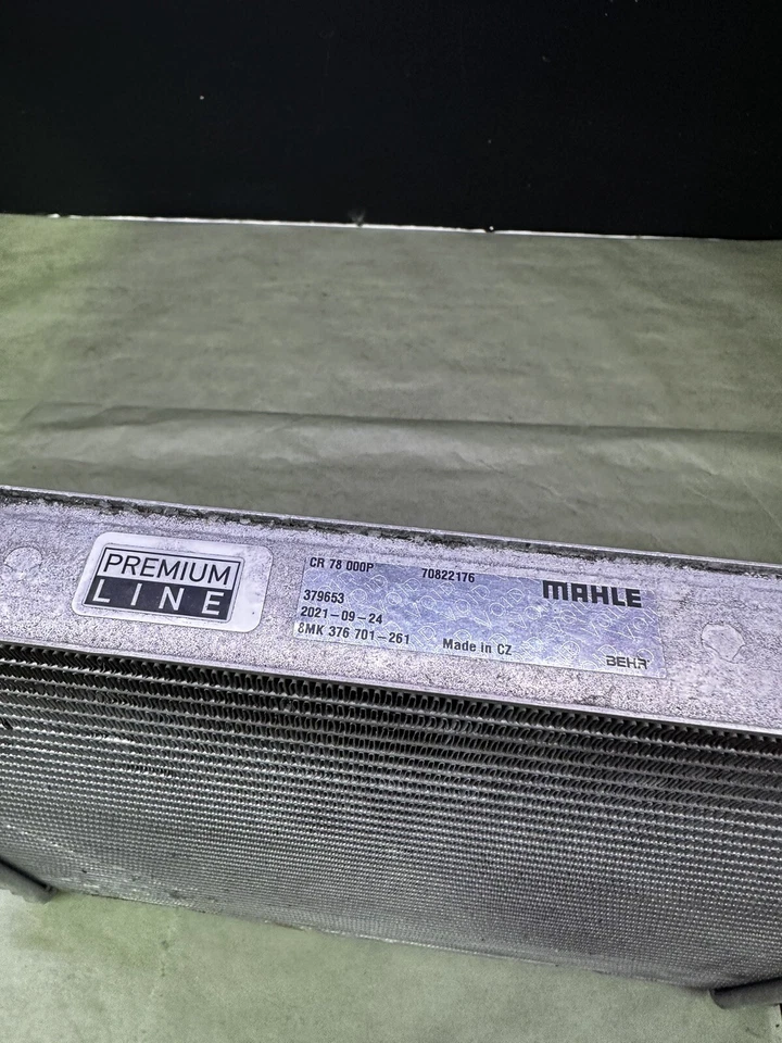 Radiador auxiliar AUDI R8 2008-2015 (pestaña rota) Foto 2 de 4